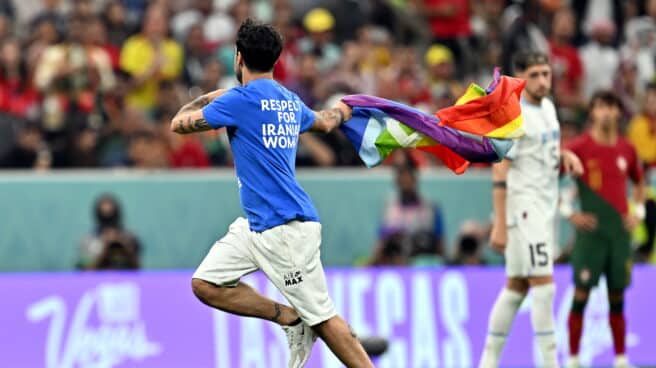 El espontáneo con la bandera LGTBI y una camiseta que pide respeto para las mujeres iranís