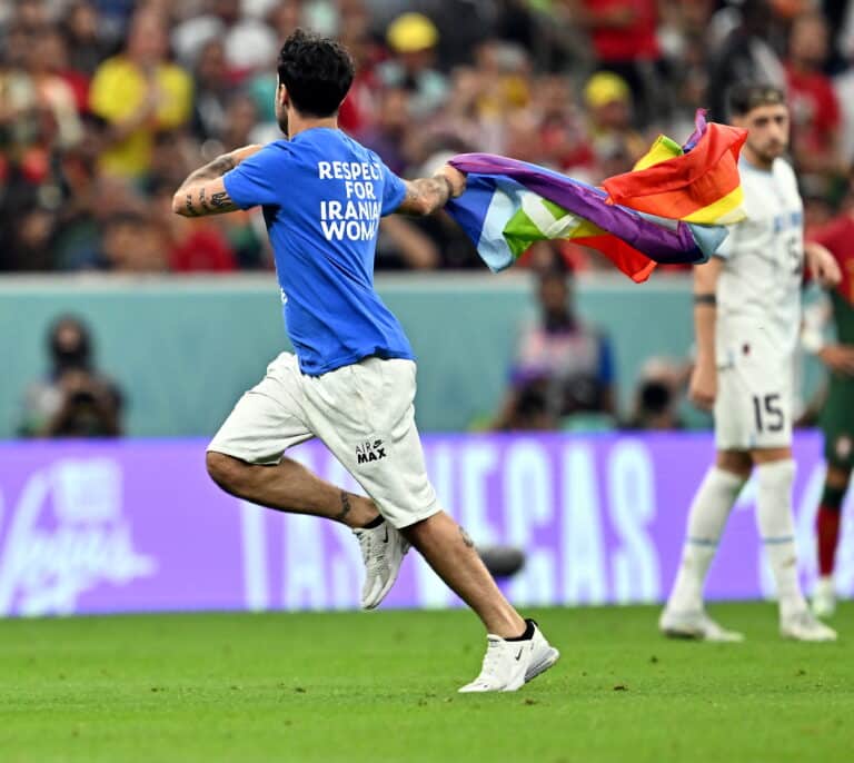 Un espontáneo salta al campo con una bandera LGTBI en el Portugal-Uruguay del Mundial de Qatar