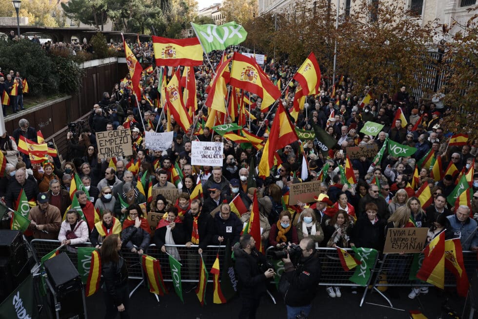 Miles de personas participan en la concentración convocada por Vox este domingo en la Plaza de Colón de Madrid, contra el Gobierno