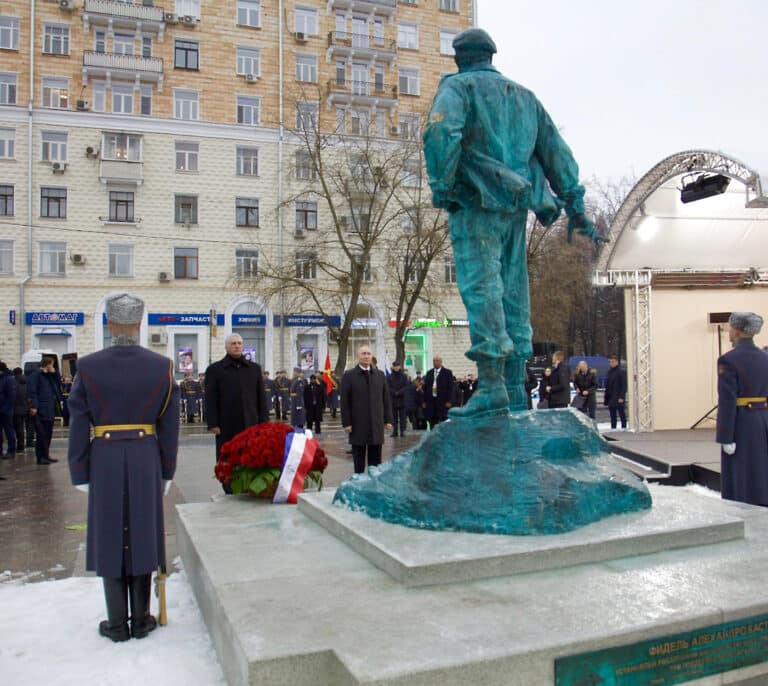 Putin y Díaz-Canel inauguran en Moscú una estatua en honor a Fidel Castro