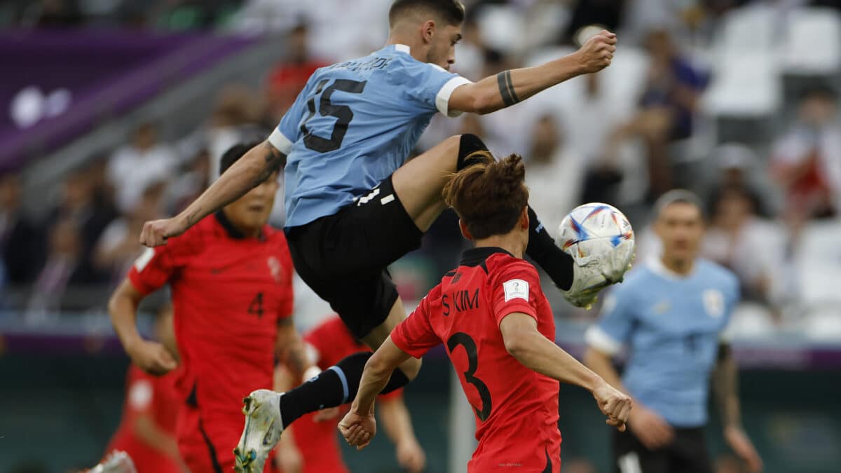 Federico Valverde, de Uruguay, controla un balón en el partido con Corea del Sur del Mundial de Qatar 2022