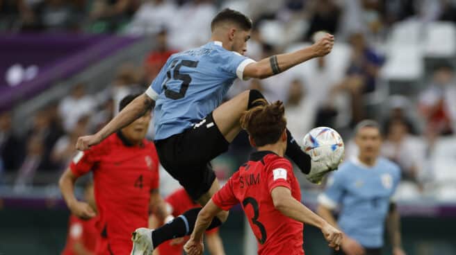 Federico Valverde, de Uruguay, controla un balón en el partido con Corea del Sur del Mundial de Qatar 2022