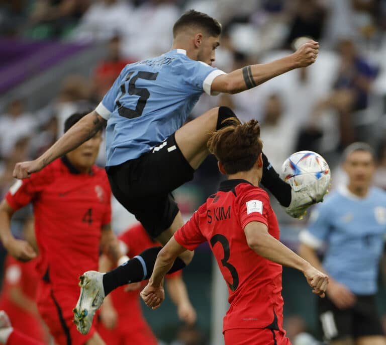 Dos palos frustran el ímpetu de Fede Valverde en el debut de Uruguay