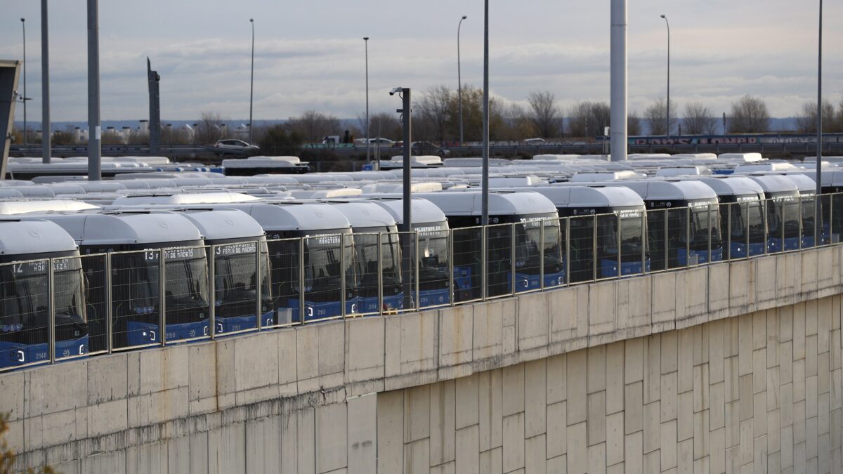 Varios autobuses permanecen aparcados en las cocheras de la Empresa Municipal de Transporte (EMT) de Sanchinarro, durante la jornada de huelga convocada por los sindicatos, en Madrid, este viernes