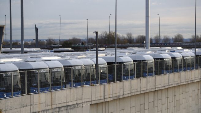 Varios autobuses permanecen aparcados en las cocheras de la Empresa Municipal de Transporte (EMT) de Sanchinarro, durante la jornada de huelga convocada por los sindicatos, en Madrid, este viernes