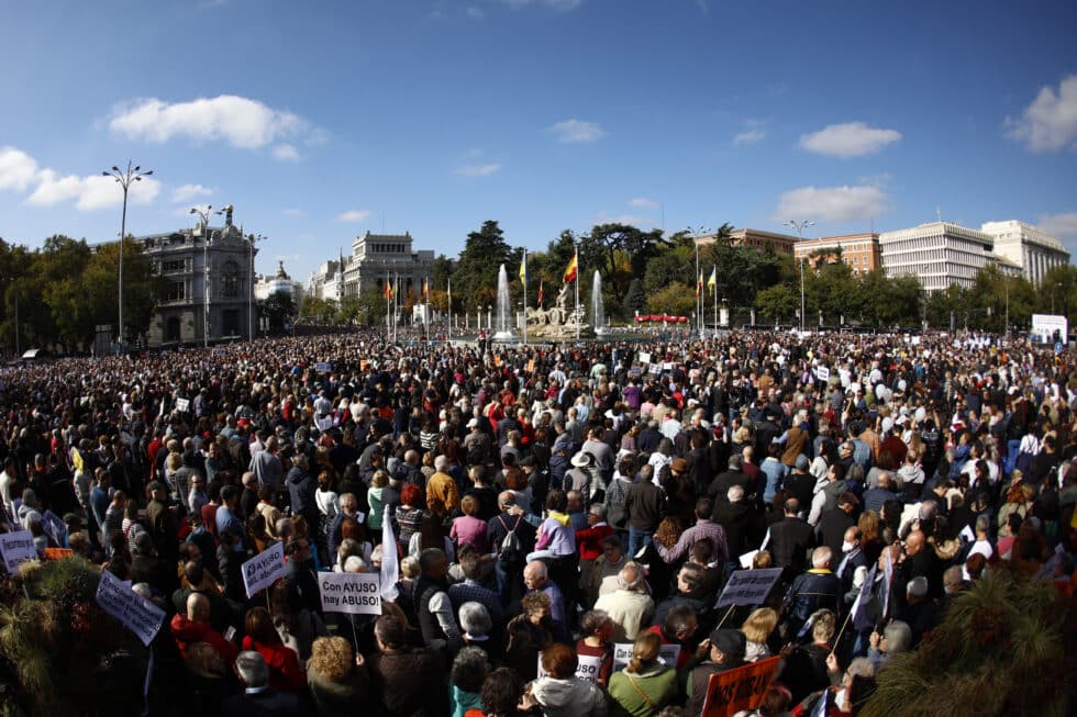 Manifestación ciudadana que recorre este domingo el centro de Madrid bajo el lema "Madrid se levanta por la sanidad pública"