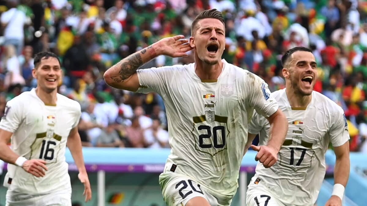 Sergej Milinkovic-Savic celebra uno de los goles de Serbia a Camerún en el Mundial de Qatar 2022