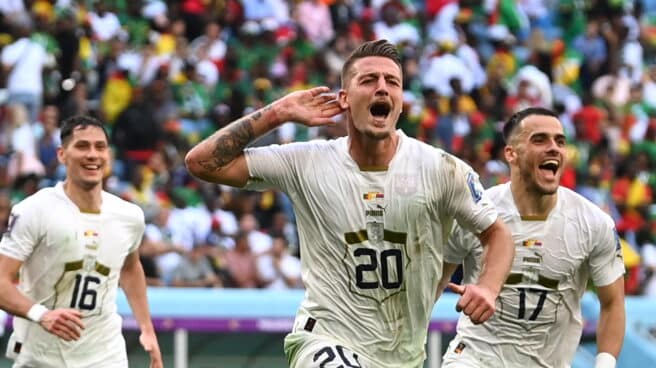 Sergej Milinkovic-Savic celebra uno de los goles de Serbia a Camerún en el Mundial de Qatar 2022