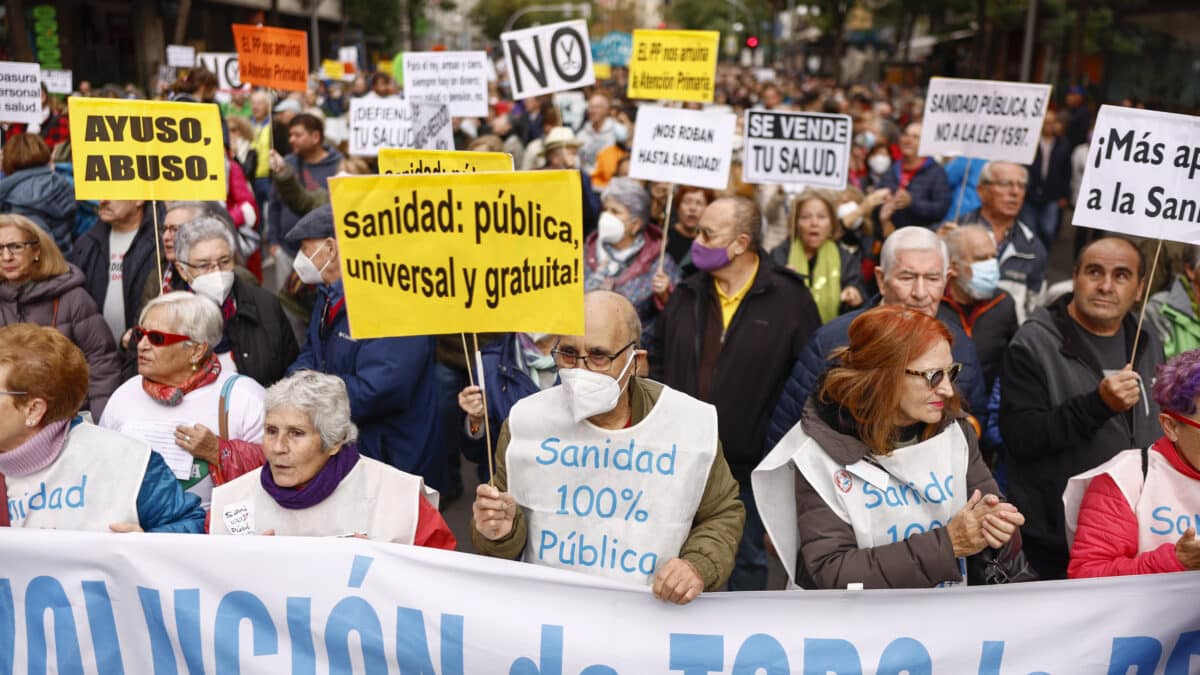Una manifestación ciudadana que recorre este domingo el centro de Madrid bajo el lema "Madrid se levanta por la sanidad pública".