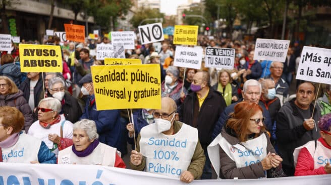 Una manifestación ciudadana que recorre este domingo el centro de Madrid bajo el lema "Madrid se levanta por la sanidad pública".