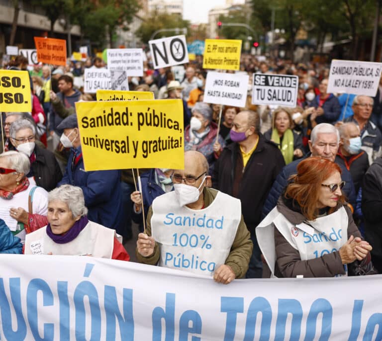 Decenas de miles personas se manifiestan en Madrid contra "la destrucción de la sanidad pública"