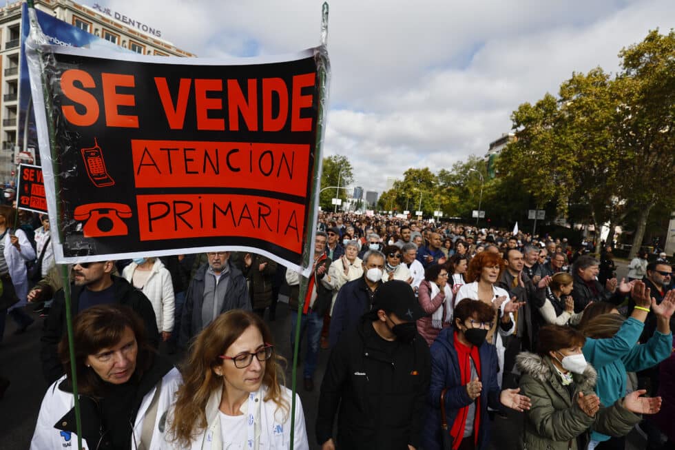 La manifestación ciudadana que recorre este domingo el centro de Madrid bajo el lema "Madrid se levanta por la sanidad pública"