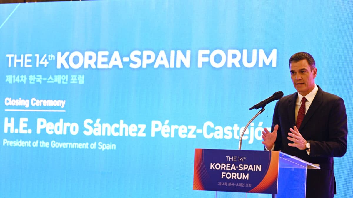 SEÚL (COREA DEL SUR), 17/11/2022.- El presidente del Gobierno, Pedro Sánchez, da un discurso durante la ceremonia de clausura de la decimocuarta edición de la Tribuna Corea-España, este jueves, en un hotel en Seúl. EFE/ Pool Moncloa/Borja Puig de la Bellacasa SOLO USO EDITORIAL/SOLO DISPONIBLE PARA ILUSTRAR LA NOTICIA QUE ACOMPAÑA (CRÉDITO OBLIGATORIO)