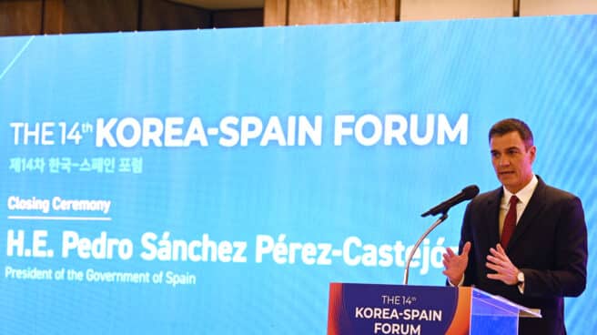 SEÚL (COREA DEL SUR), 17/11/2022.- El presidente del Gobierno, Pedro Sánchez, da un discurso durante la ceremonia de clausura de la decimocuarta edición de la Tribuna Corea-España, este jueves, en un hotel en Seúl. EFE/ Pool Moncloa/Borja Puig de la Bellacasa SOLO USO EDITORIAL/SOLO DISPONIBLE PARA ILUSTRAR LA NOTICIA QUE ACOMPAÑA (CRÉDITO OBLIGATORIO)