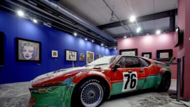 Nuevo ataque al arte: activistas rocían de harina una obra de Andy Warhol en Milán