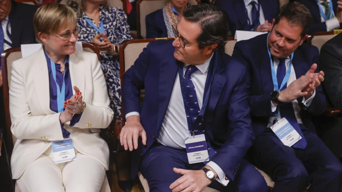 A la izquierda, la vicepresidenta de Foment del Treball y candidata a presidenta de la CEOE Virgina Guinda; en el centro, el ganador de las elecciones, Antonio Garamendi, y a la derecha, Gerardo Cuerva, presidente de Cepyme.