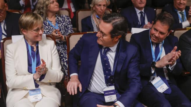 A la izquierda, la vicepresidenta de Foment del Treball y candidata a presidenta de la CEOE Virgina Guinda; en el centro, el ganador de las elecciones, Antonio Garamendi, y a la derecha, Gerardo Cuerva, presidente de Cepyme.