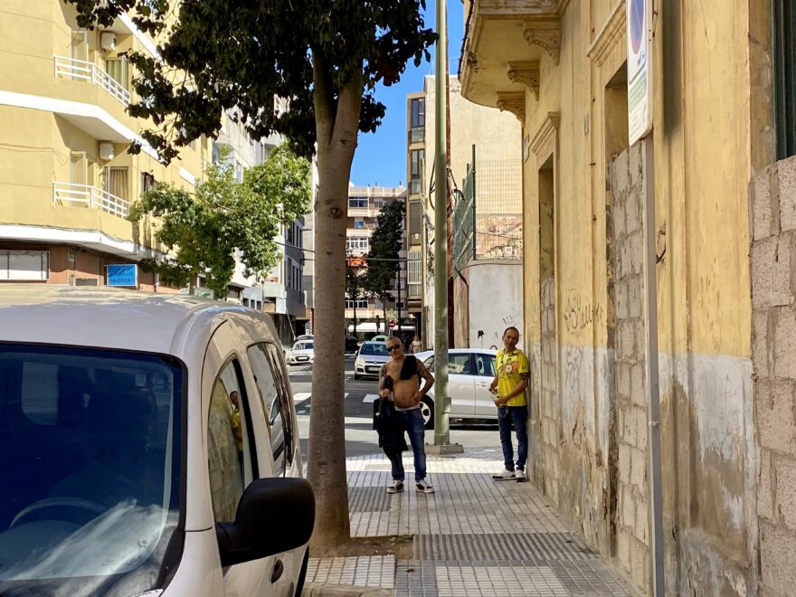 Ayose (izquierda) y uno de sus amigos (derecha) frente a la calle Molino de Viento en el barrio de Arenales (Las Palmas de gran Canaria)
