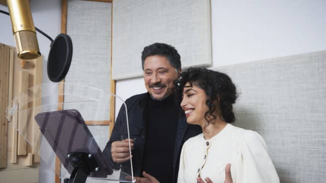 Vuelve a Audible 'The Sandman' con Carlos Bardem y Mina El Hammani como protagonistas Carlos Bardem y Mina El Hammani grabando 'The Sandman'