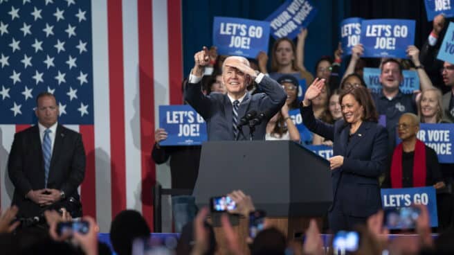 Joe Biden y Kamala Harris en un acto poselectoral en Washington