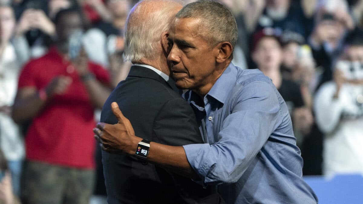 Barack Obama abraza a Joe Biden en un mitin en Pensilvania