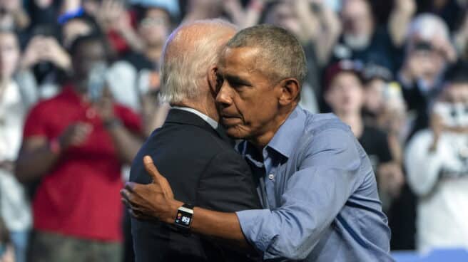 Barack Obama y Joe Biden, en un mitin en Filadelfia Barack Obama abraza a Joe Biden en un mitin en Pensilvania