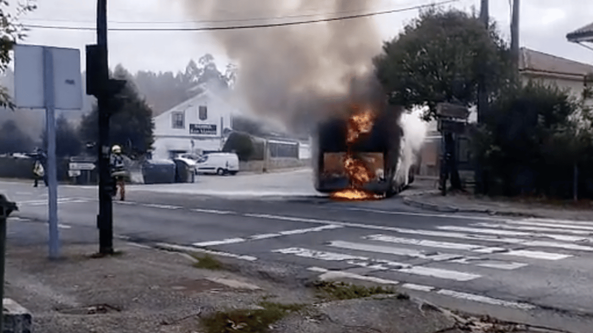 Autobús urbano ardiendo en Santiago de Compostela