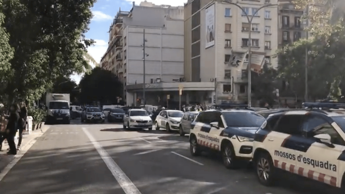 Coches de Mossos d'Esquadra en la calle donde se ha encontrado el cadáver