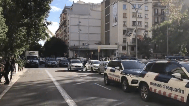Encuentran el torso de un cadáver en una maleta dentro de un contenedor en Barcelona Coches de Mossos d'Esquadra en la calle donde se ha encontrado el cadáver