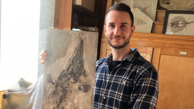 El doctor Dean Lomax con el molde del primer fósil completo de ictiosaurio conservado en Berlín
