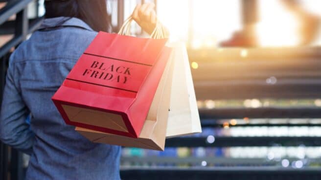 Compras Cecotec Black Friday 2022 Mujer de compras por el Black Friday 2022