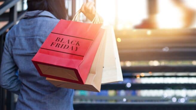 Mujer de compras por el Black Friday 2022