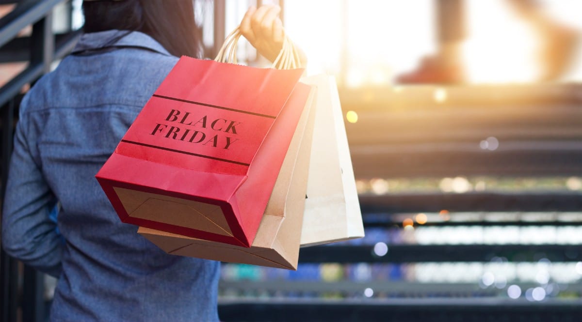 Mujer de compras por el Black Friday 2022