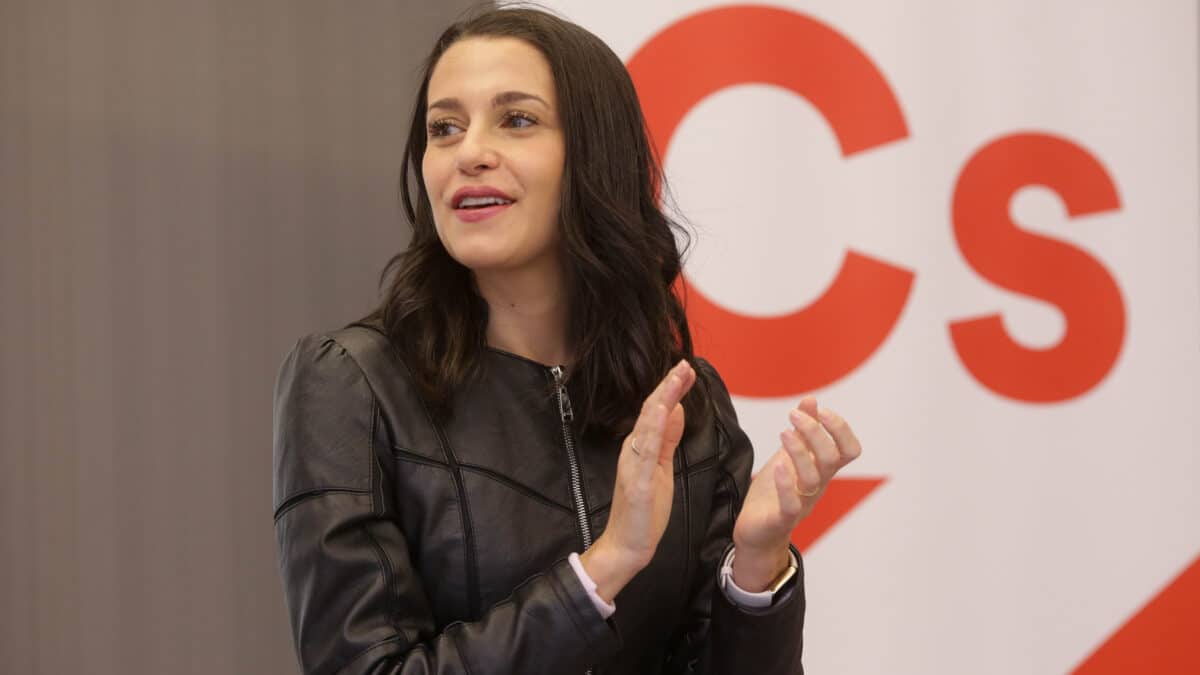 La líder de Ciudadanos, Inés Arrimadas, aplaude durante un acto de refundación de su partido frente a la Casa Consistorial, a 22 de octubre de 2022, en Lugo, Galicia