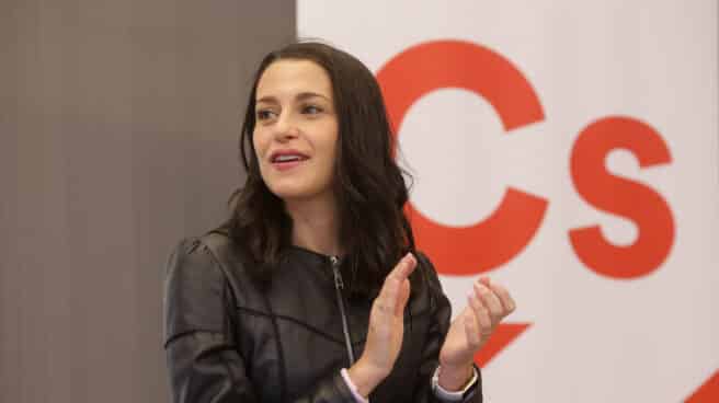 La líder de Ciudadanos, Inés Arrimadas, aplaude durante un acto de refundación de su partido frente a la Casa Consistorial, a 22 de octubre de 2022, en Lugo, Galicia