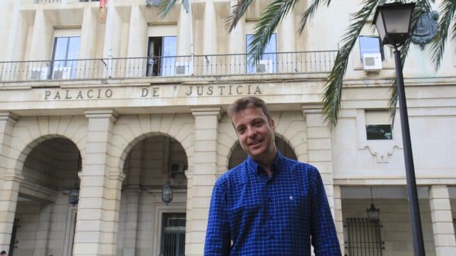 El abogado Daniel Sánchez Bernal, a las puertas del Palacio de Justicia de Sevilla.