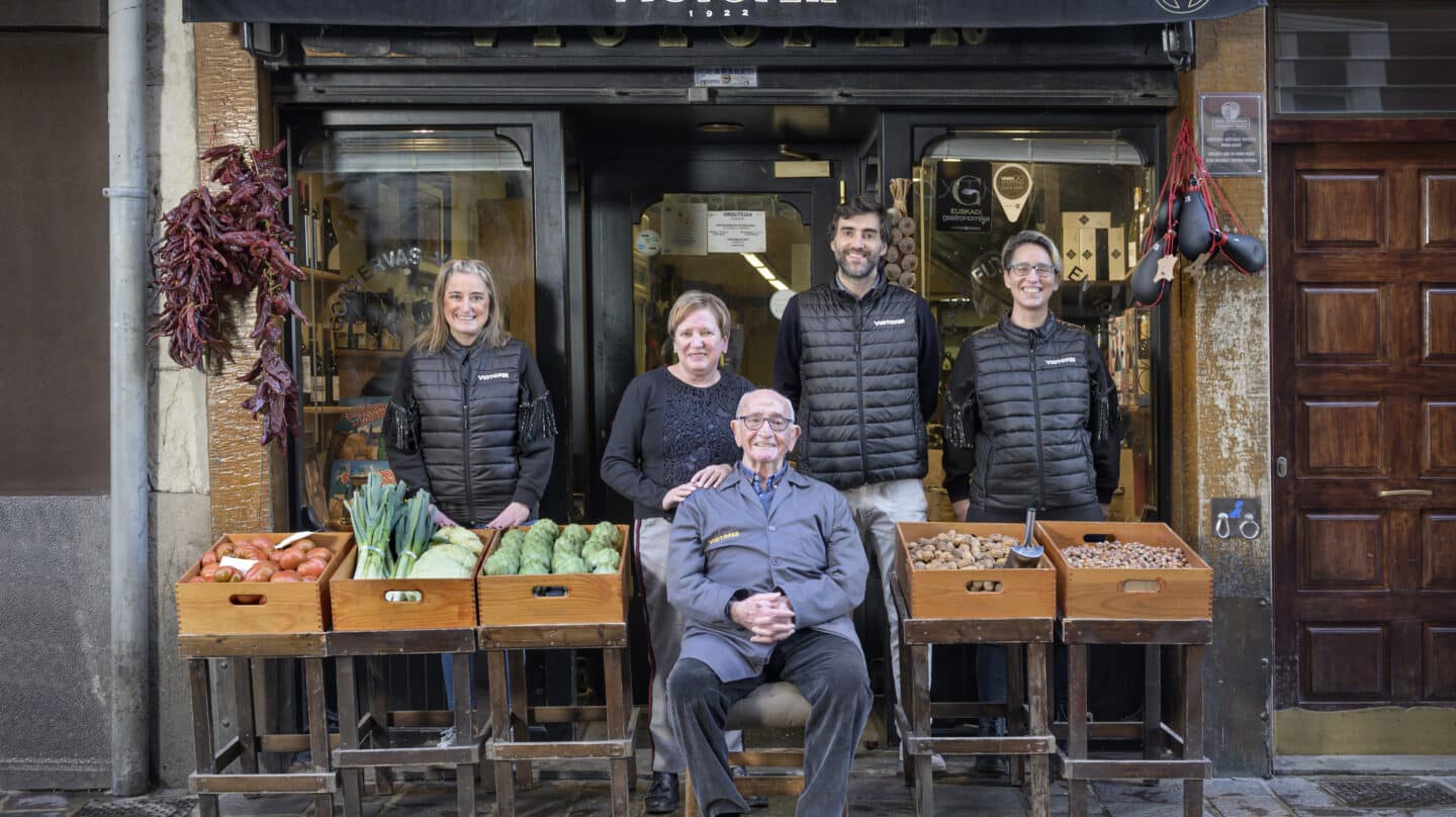 Familia 'Victofer' a las puertas de la tienda en la calle Cuchillería 18 de Vitoria