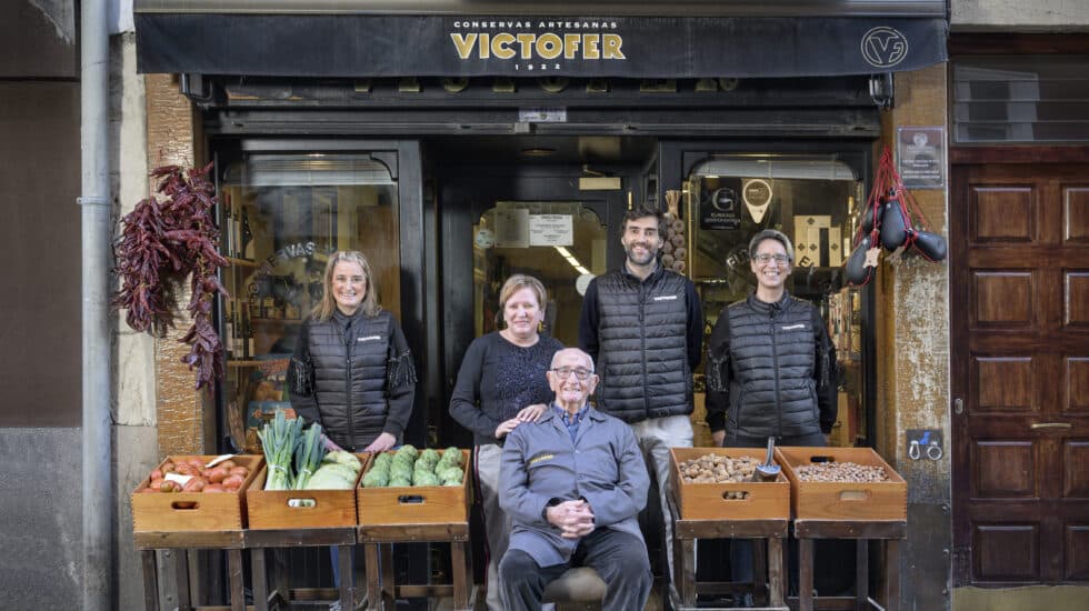 Familia 'Victofer' a las puertas de la tienda en la calle Cuchillería 18 de Vitoria