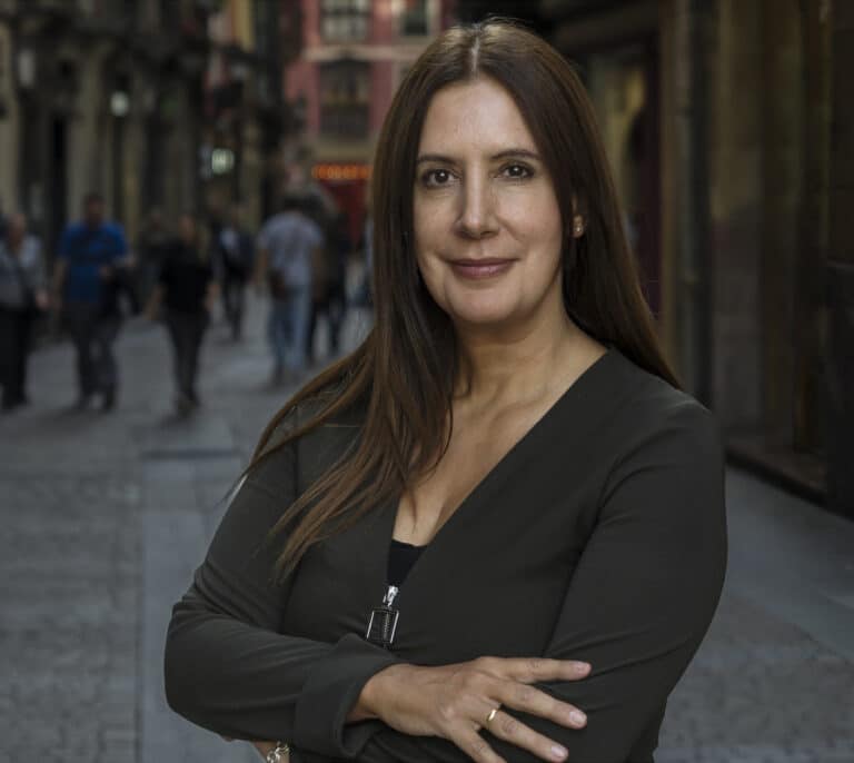 Dolores Redondo: "No escribo crítica social porque los políticos no me interesan"