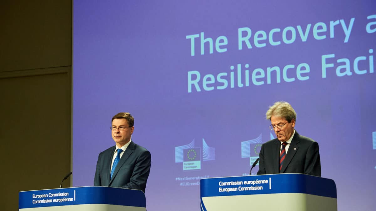 Los comisarios europeos de Comercio (izquierda) y de Economía, Valdis Dombrovskis y Paolo Gentiloni, en una rueda de prensa en Bruselas.