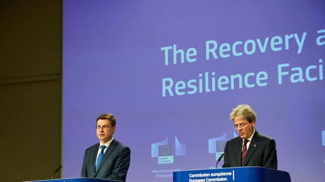 Los comisarios europeos de Comercio (izquierda) y de Economía, Valdis Dombrovskis y Paolo Gentiloni, en una rueda de prensa en Bruselas.