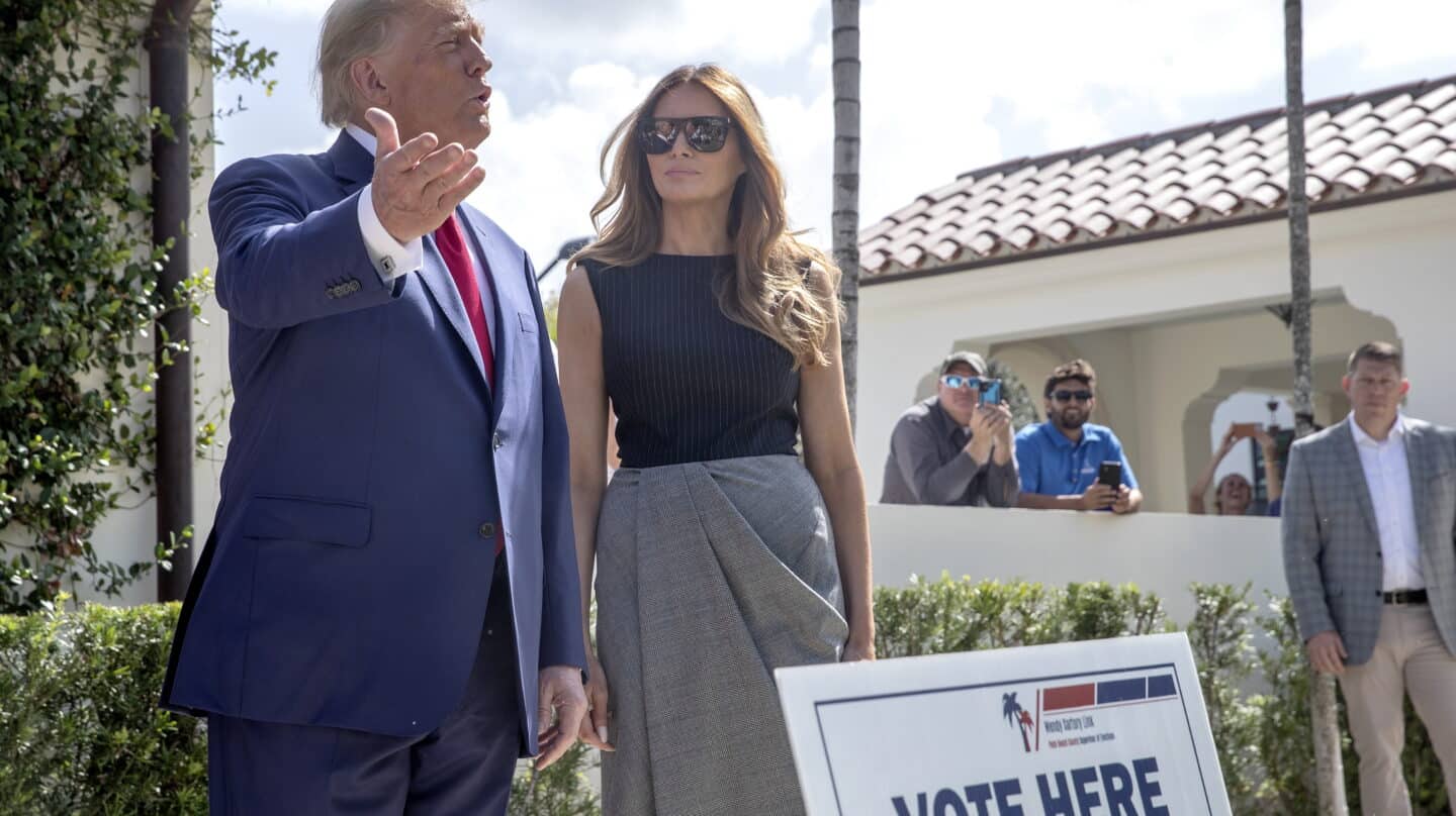 Donald Trump junto a su esposa Melania tras votar en Florida
