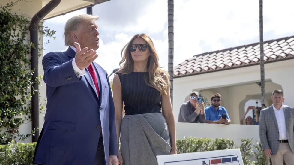 Donald Trump junto a su esposa Melania tras votar en Florida