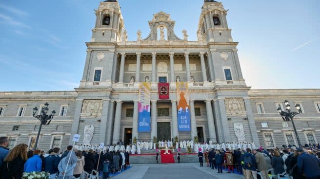 Catedral de la Almudena durante la celebración del 9 de noviembre 2021 en el Día de la Almudena, patrona de Madrid