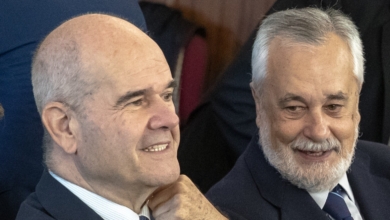 Dirigentes socialistas se ofrecen a acompañar a Griñán a la puerta de prisión