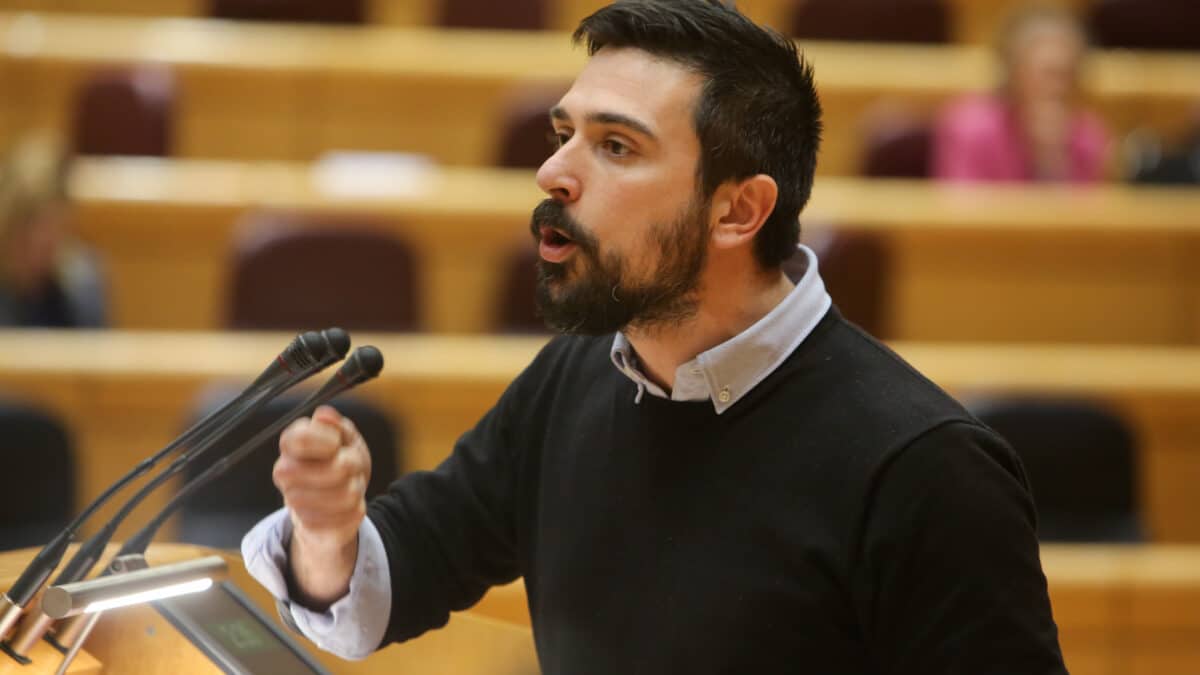 El portavoz de Podemos en el Senado, Ramón Espinar, interviene en la tribuna del Senado durante una sesión plenaria.