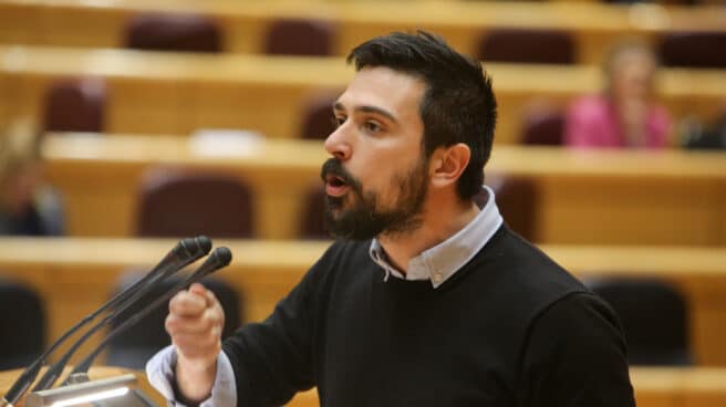 Ramón Espinar, exsecretario general de Podemos, tilda a Pablo Iglesias de "caricatura de un liderazgo tóxico" El portavoz de Podemos en el Senado, Ramón Espinar, interviene en la tribuna del Senado durante una sesión plenaria.