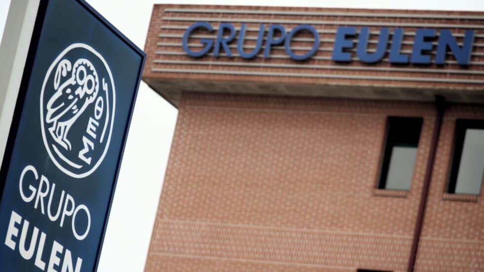 Logo del Grupo Eulen en un edificio corporativo.