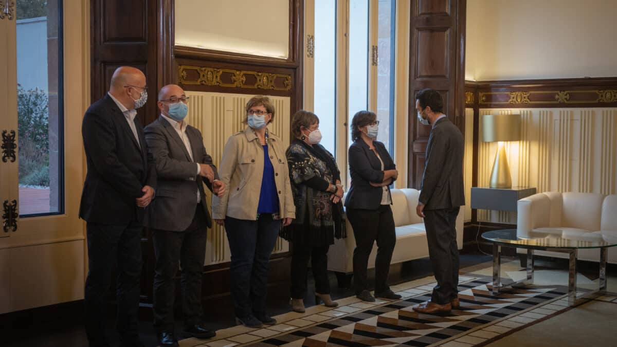 Los miembros inhabilitados de la Mesa del Parlament, recibidos por Roger Torrent en octubre de 2020.