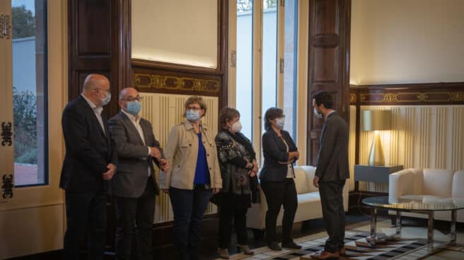 Los miembros inhabilitados de la Mesa del Parlament, recibidos por Roger Torrent en octubre de 2020.